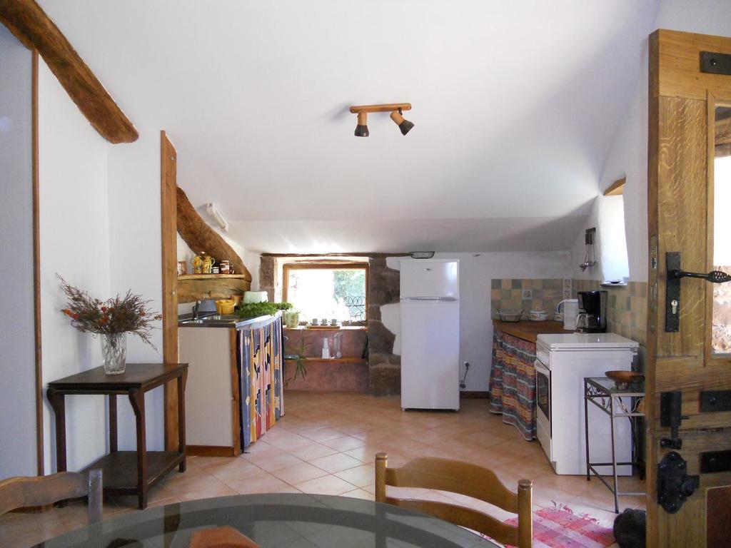Gite Des Monts Saint-Izaire Δωμάτιο φωτογραφία
